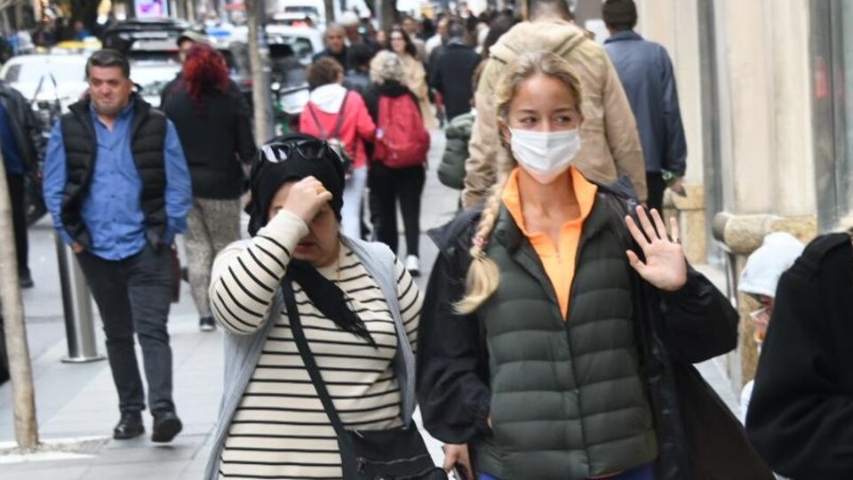 Bade İşçil, Dışarı Çıkarken Maske ve Eldivenle Görüntülendi