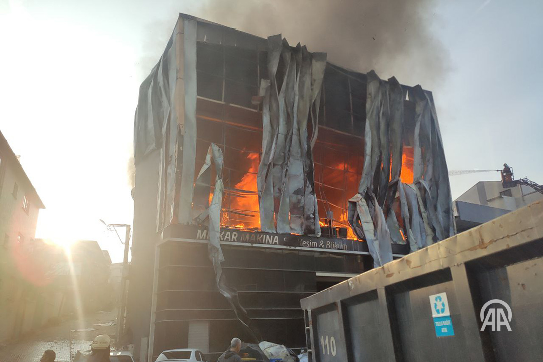 Dilovası'nda Parfüm Deposunda Çıkan Yangında 6 Kişi Hayatını Kaybetti
