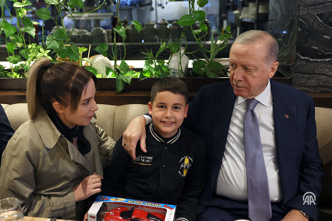 Cumhurbaşkanı Erdoğan, Kafede Vatandaşlarla Bir Araya Geldi