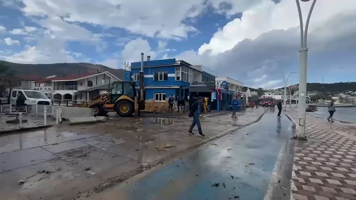 Foça'da Sağanak Yağış: Dere Taştı, Ev ve İş Yerlerinde Su Baskını