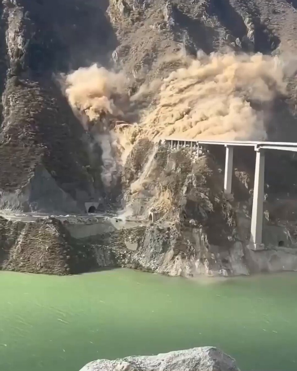 Çin'deki Hongqi Köprüsü Heyelan Nedeniyle Çöktü