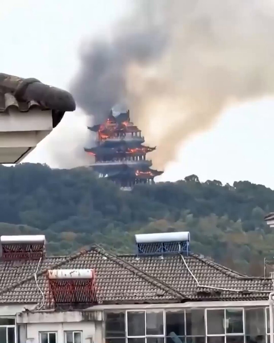 Çin'in Zhangjiagang Kentindeki 1500 Yıllık Yongqing Tapınağı'nda Yangın