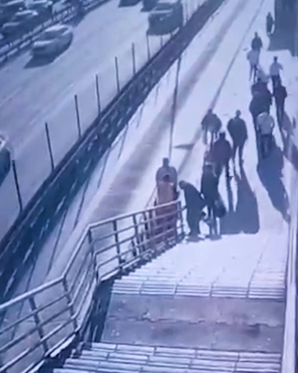 İstanbul'da Metrobüsün Tekerlekli Sandalyeli Yolcuya Çarpması Sonucu Üzücü Kaza