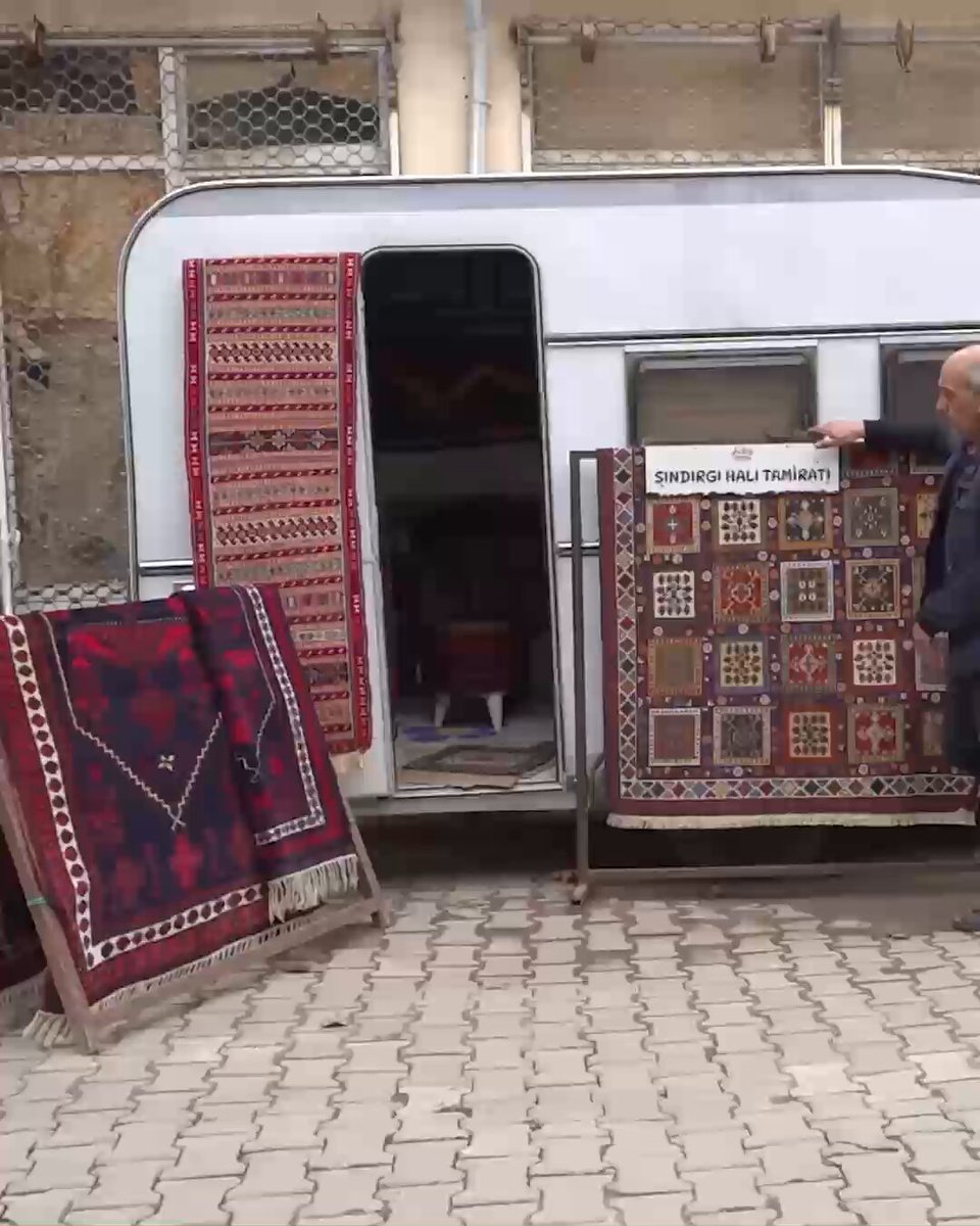 Balıkesir'de Halı Tamircisi, Depremler Nedeniyle Dükkanını Karavana Taşıdı
