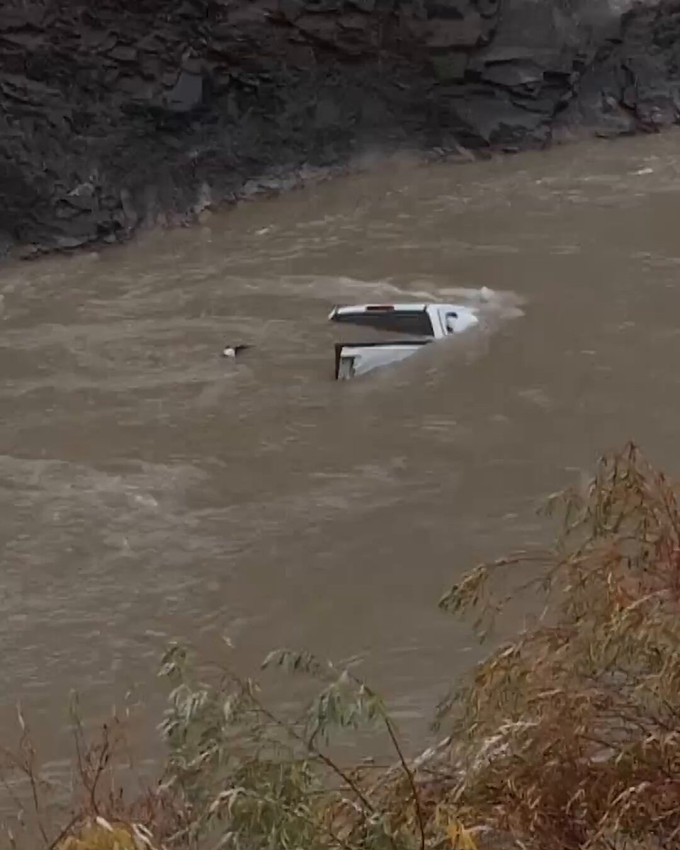 Hakkari'de Uçuruma Yuvarlanan Pikapta 2 Kişi Hayatını Kaybetti