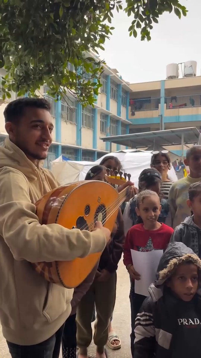 Gazze'de Yağmur Sevinci: Çocuklar Yağmur Altında Umut Şarkıları Söyledi