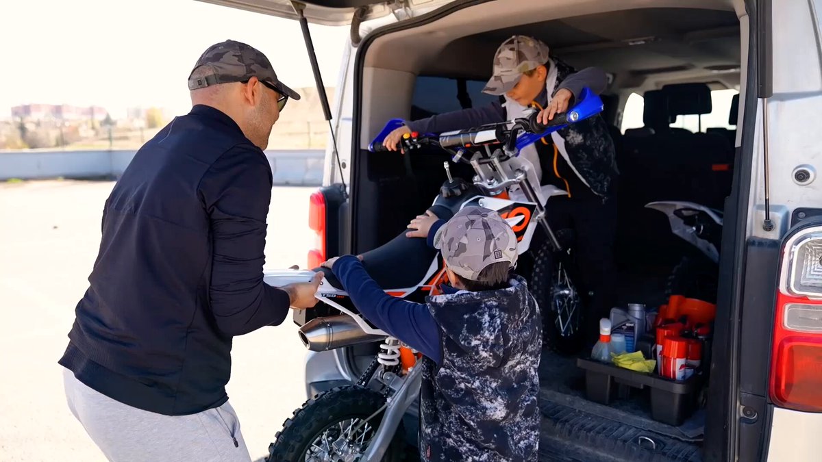Ankara'da Motosiklet Tutkunu Baba, Oğullarını Pazarda Eğitiyor