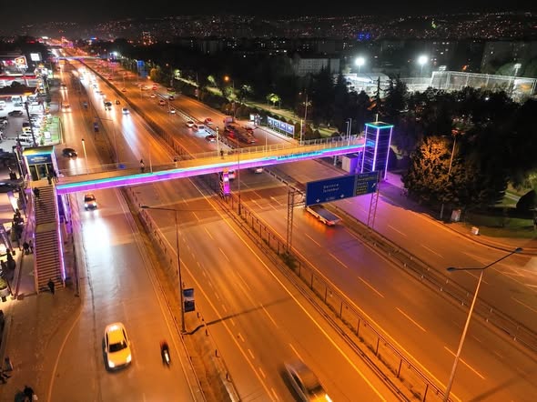 Kocaeli Büyükşehir Belediyesi, Kocaeli Bilişim Fuarı İçin Üstgeçitleri Renklendirdi
