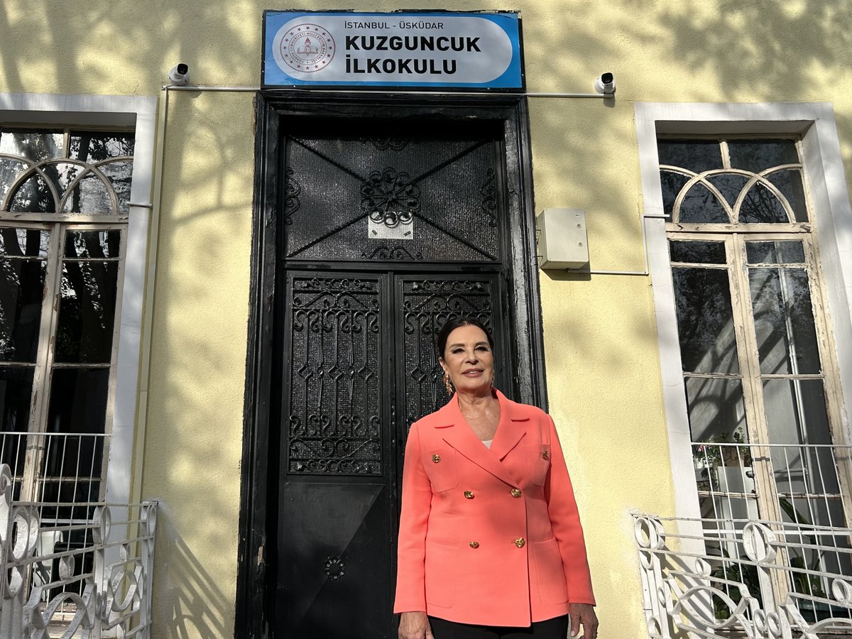 Hülya Koçyiğit, Mezun Olduğu Kuzguncuk'taki İlkokulda Öğretmenlerle Buluştu