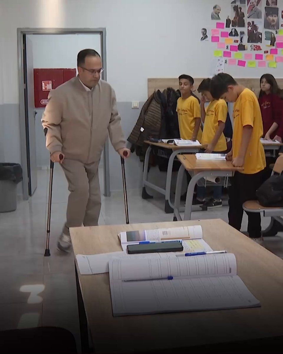 Adana'da Örnek Öğretmen: Koltuk Değnekleriyle 22 Yıldır Geleceği Hazırlıyor