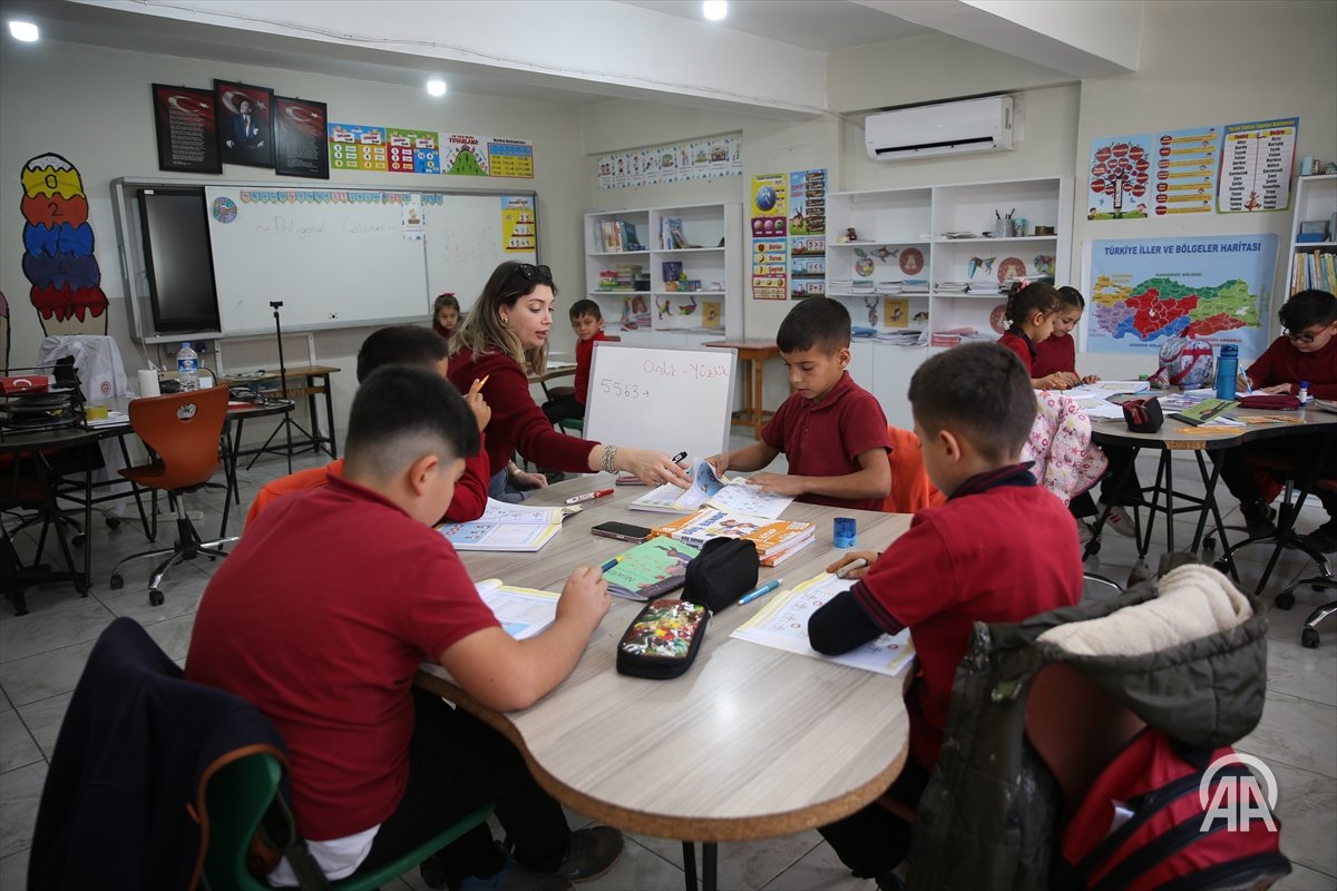 Tutku Öğretmen, Hatay'daki 17 Öğrencili Okulu Azmiyle Güzelleştirdi