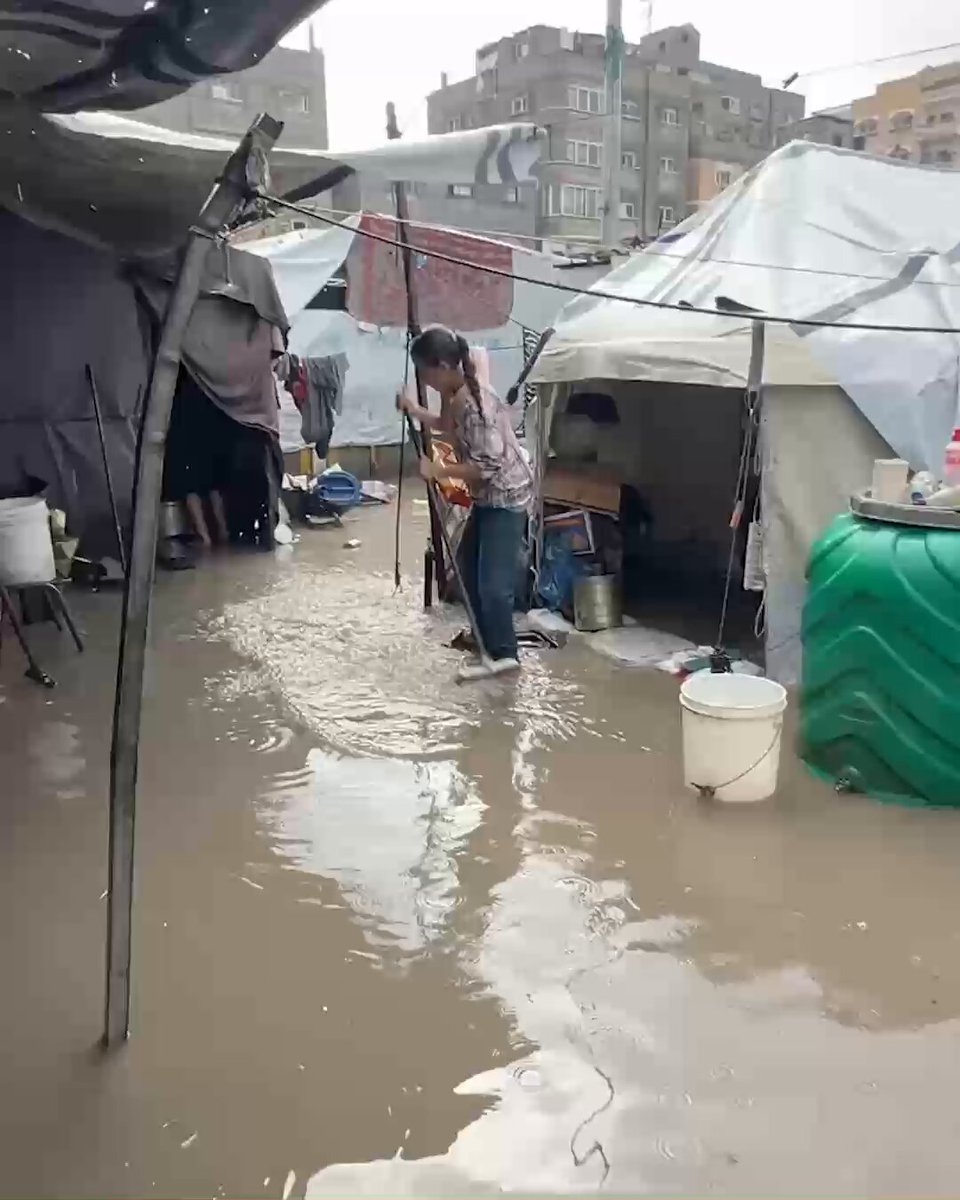 Gazze'deki Şiddetli Yağış Çadır Kentleri Vurdu: Han Yunus'ta Yaşam Felç Oldu