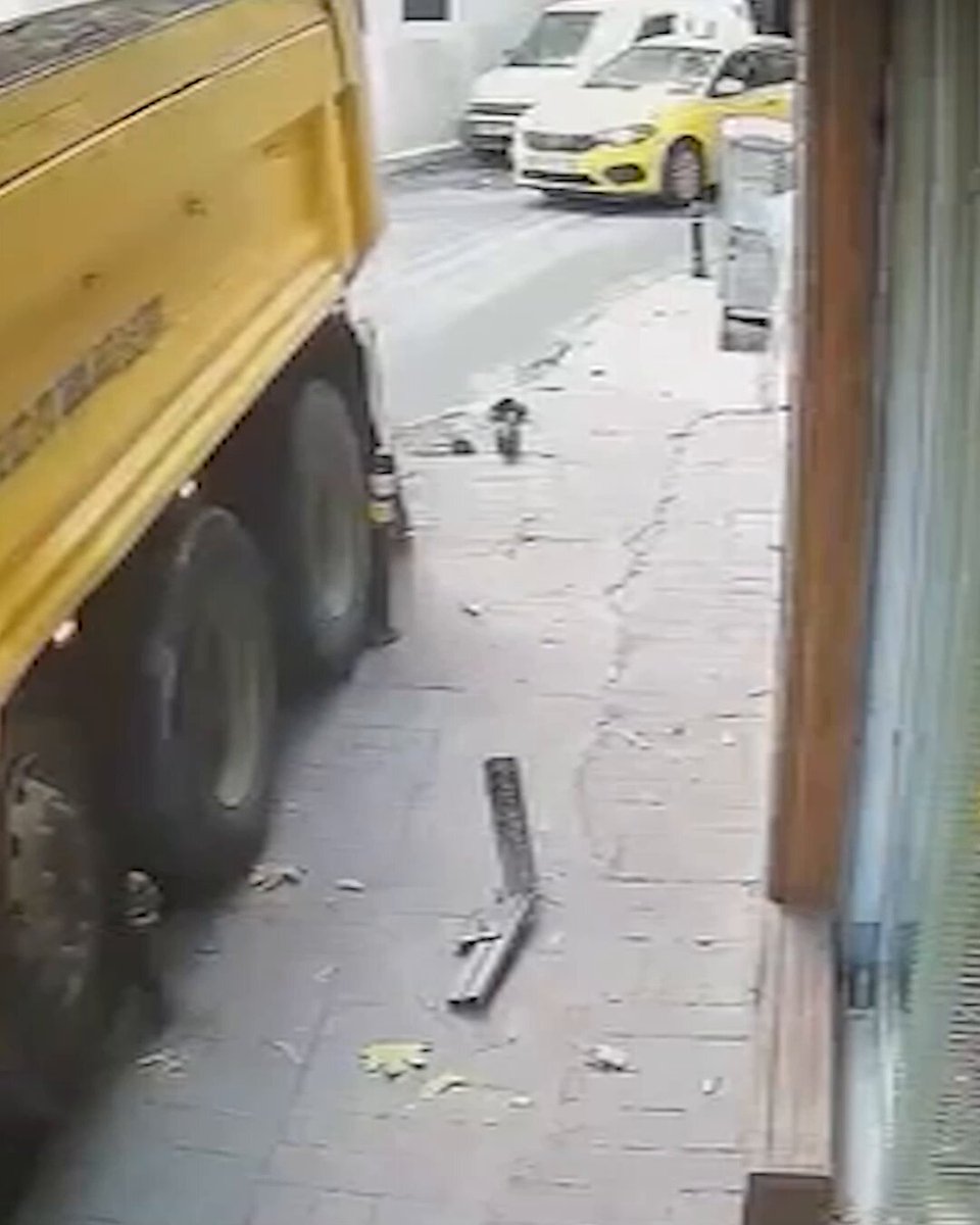 İstanbul Beyoğlu'nda Kamyonun Çarptığı Duba İş Yerine Girdi