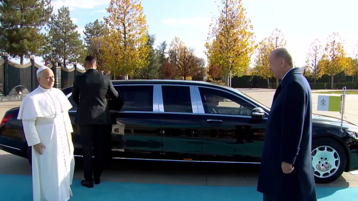 Türkiye'de Tarihi Buluşma: Cumhurbaşkanı Erdoğan, Papa Francesco'yu Resmi Törenle Karşıladı