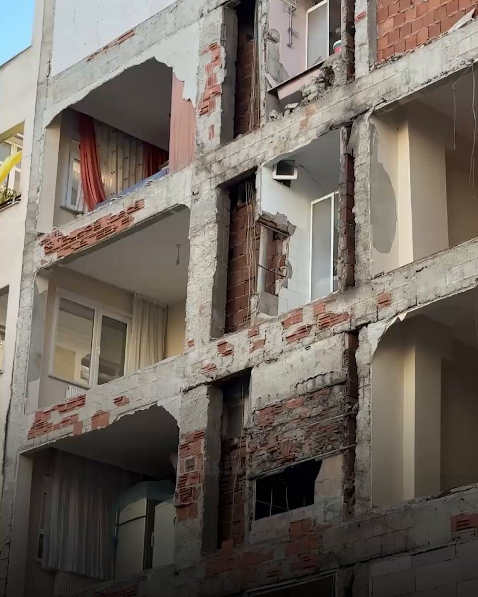 Bahçelievler'de Yıkılan Binanın Ardından Komşu Apartmanda Çarpıcı Eksik Ortaya Çıktı