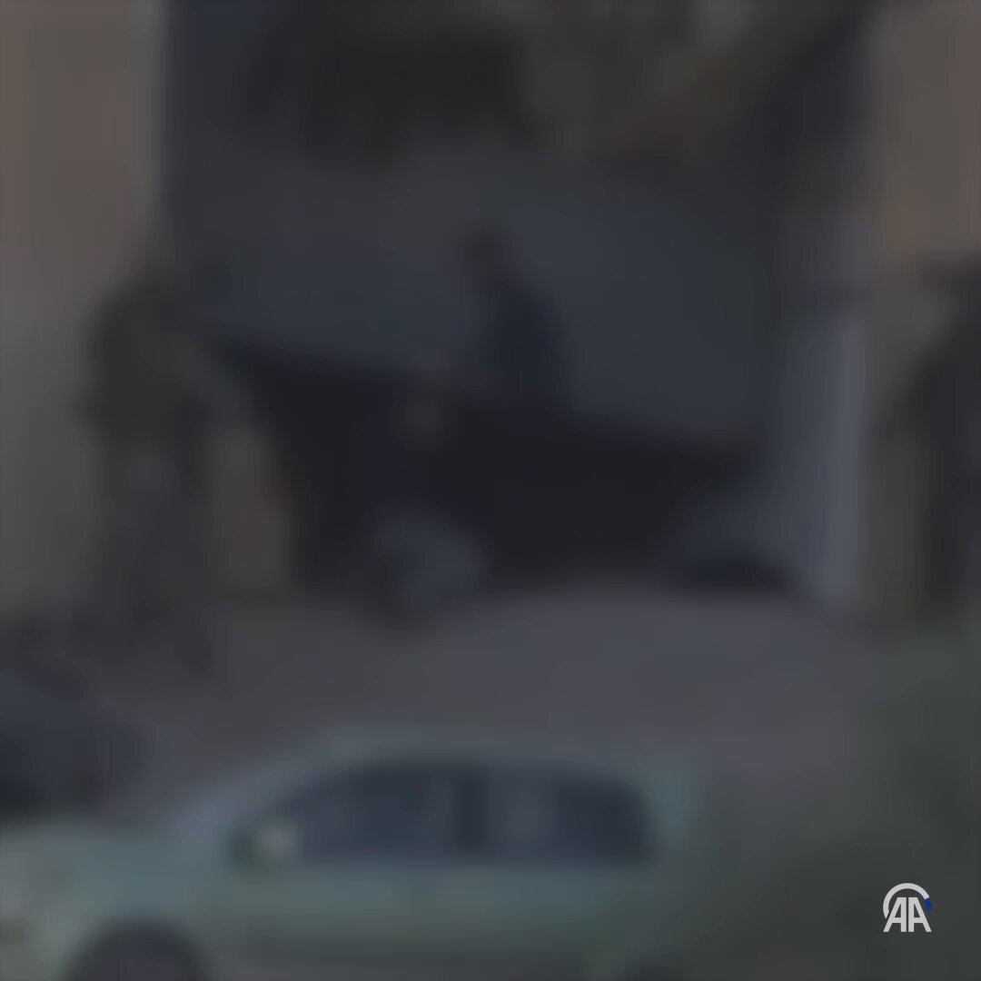 Batı Şeria'da Ellerini Kaldıran 2 Filistinli İsrail Askerleri Tarafından Öldürüldü