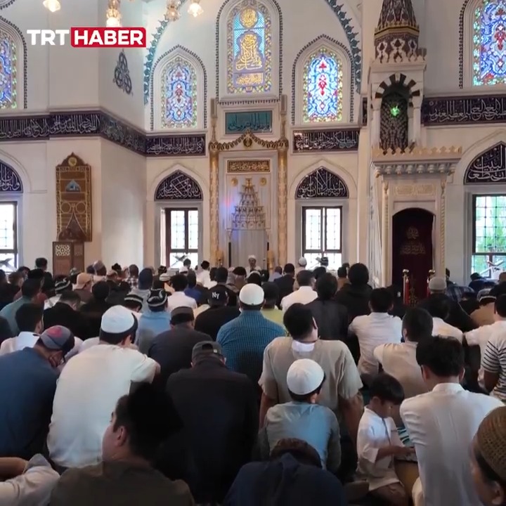 Tokyo Camii'nde Bayram Yoğunluğu: Namaz 3 Kez Kılındı