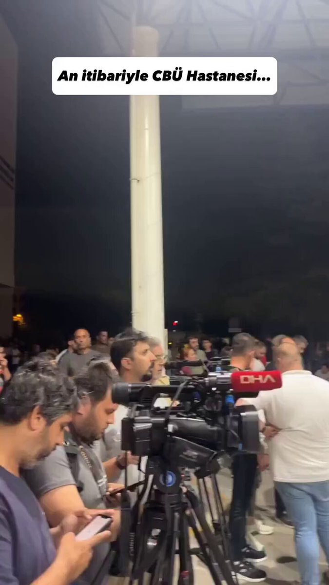 Manisa'da Ferdi Zeyrek'in Hastanesi Önünde Vatandaşlar Toplandı