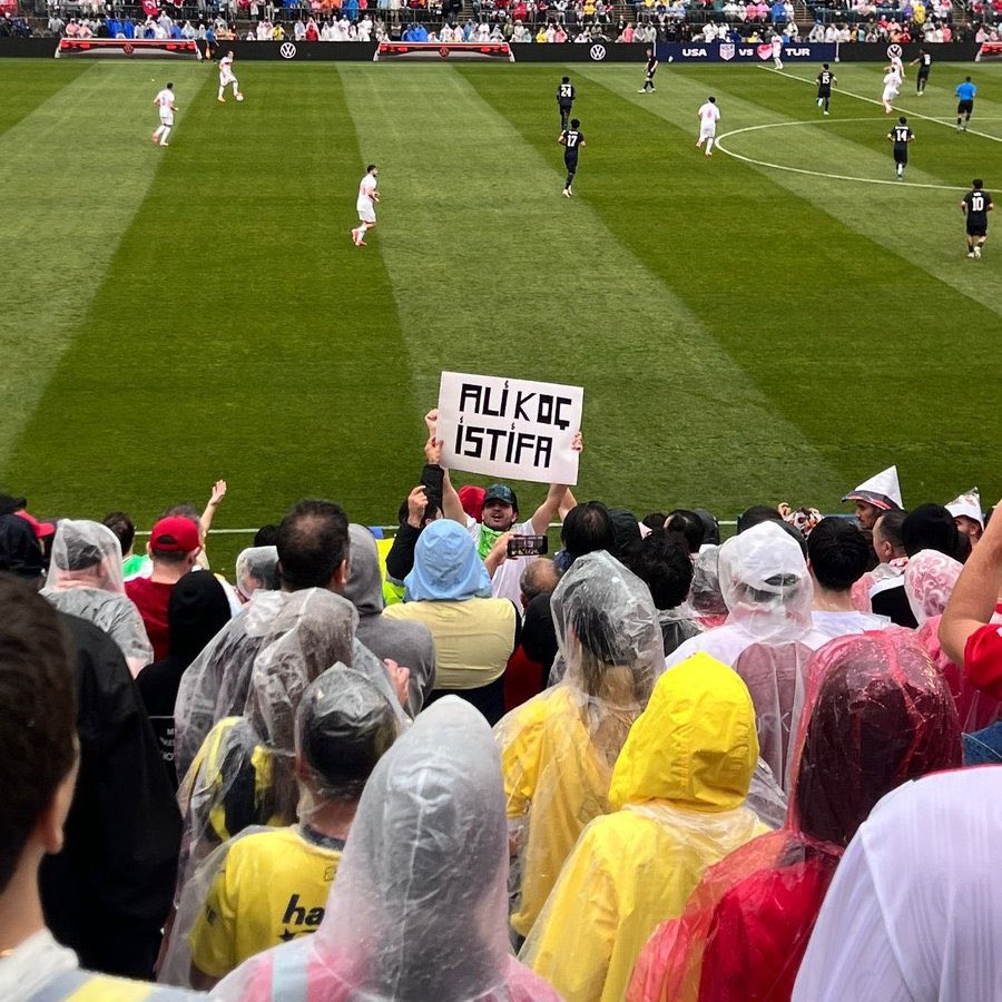 ABD-Türkiye Maçında Taraftarın Açtığı Pankartla Ali Koç İstifa Çağrısı