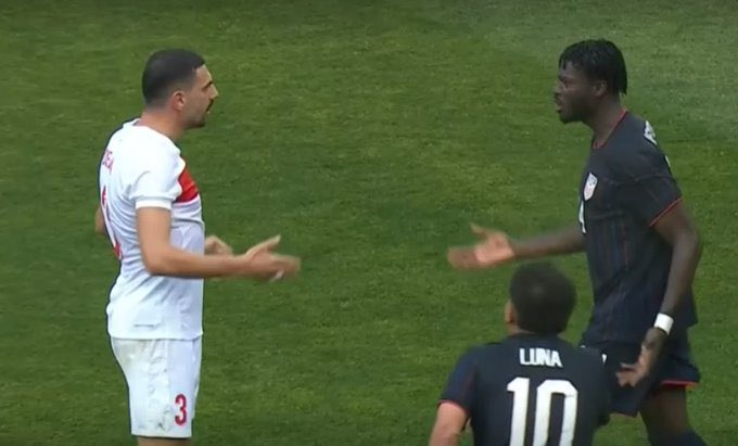 Merih Demiral ve Agyemang Arasında Saha İçi Gerginlik