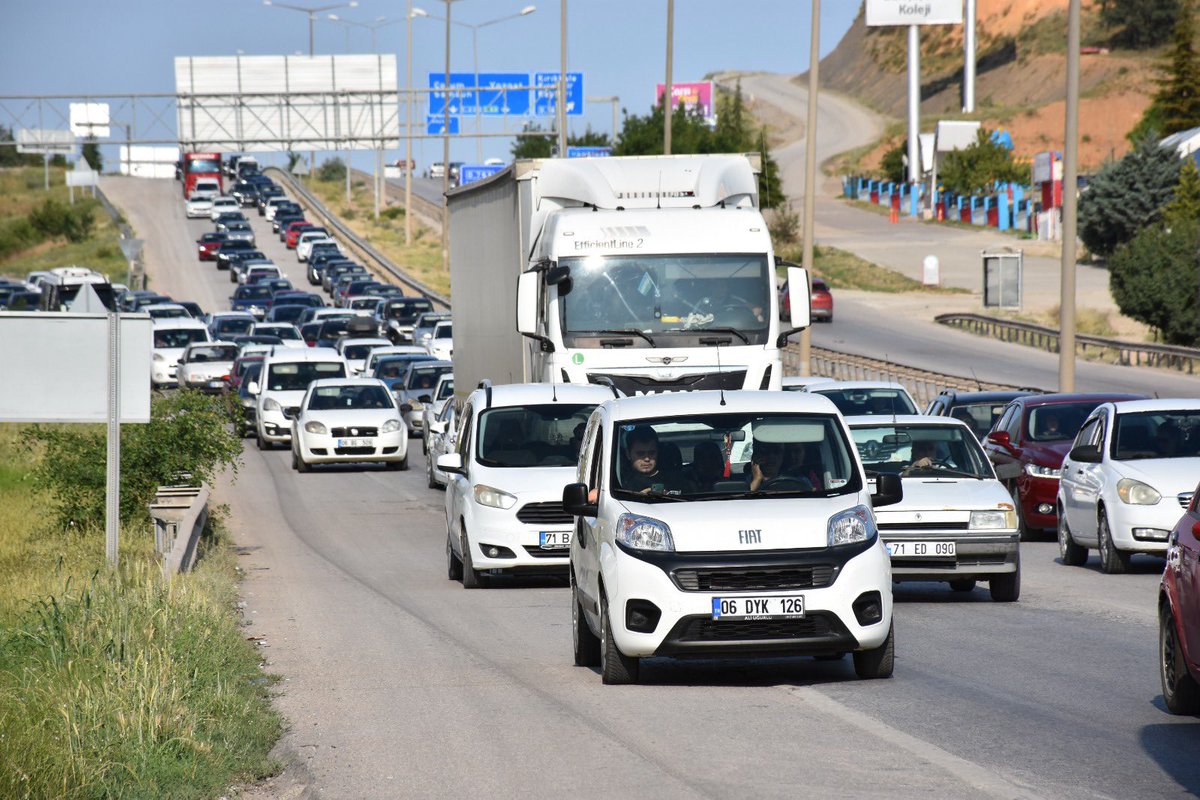 Kırıkkale'de Bayram Dönüşü Trafik Yoğunluğu Başladı: 43 İl Güzergahında Kilit Kavşak