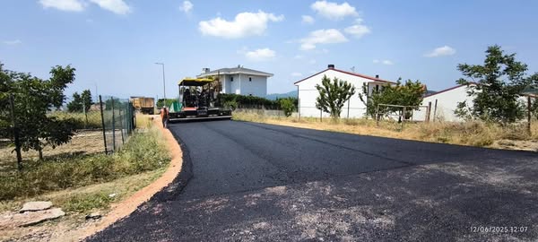 İzmit'te Kabaoğlu Mahallesi'nde Asfalt Serim Çalışmaları Sürüyor