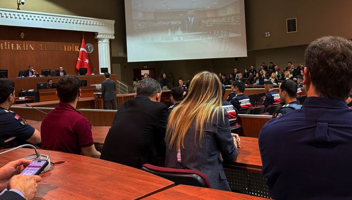 Ekrem İmamoğlu Yargılanmaya Başladı: Duruşmayı Özgür Özel Takip Etti