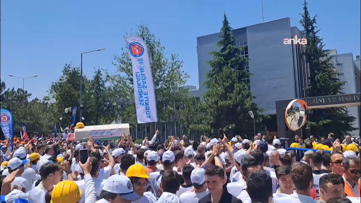 TÜRK-İŞ İşçileri Hazine ve Maliye Bakanlığı Önünde Eylem Yaptı