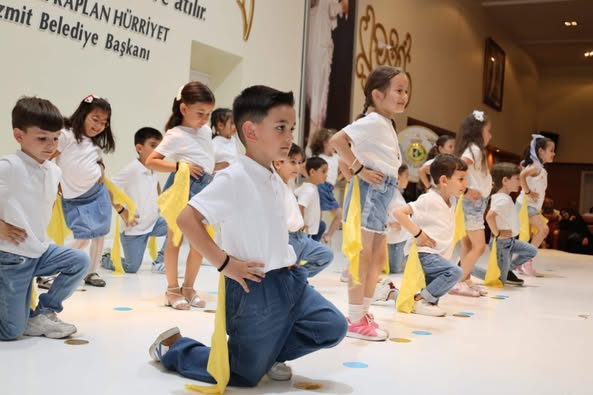 İzmit'te Çınar Çocuklar Mezuniyet Coşkusu Yaşadı