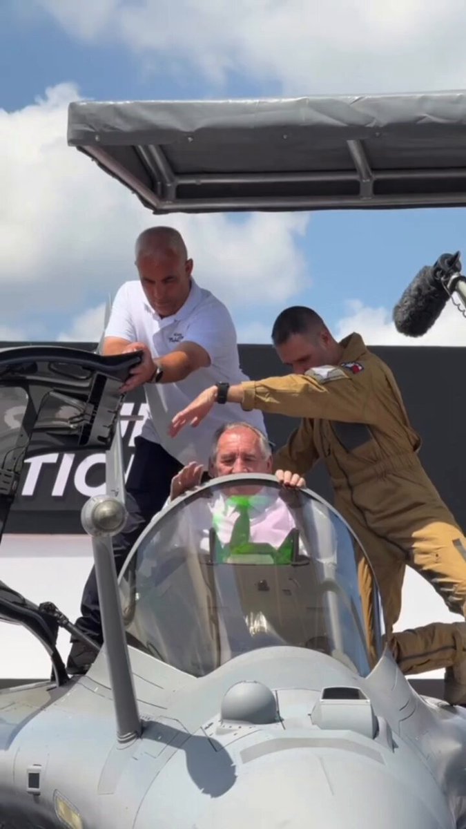 Paris Havacılık Fuarı'nda Fransa Başbakanı Bayrou Rafale Kokpitinde Zorlandı