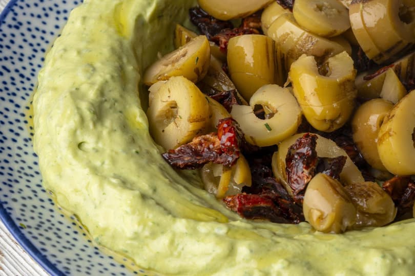 Fesleğenli Zeytinli Avokado Mezesi Tarifi: Sofraları Renklendiren Lezzetli Alternatif