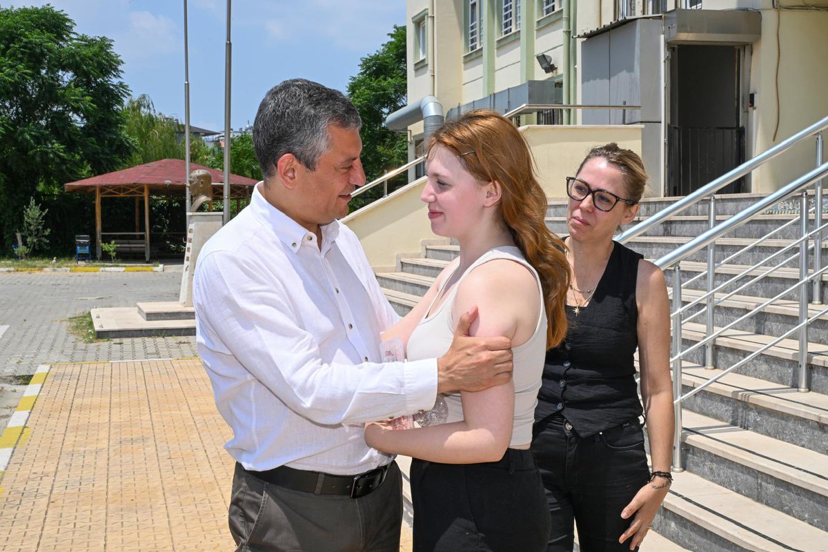 CHP Genel Başkanı Özgür Özel, Manisa'da YKS'de Nehir Zeyrek'i Destekledi