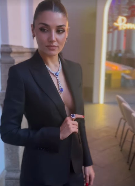 Hande Erçel Milano'da Cesur Tarzıyla Göz Kamaştırdı