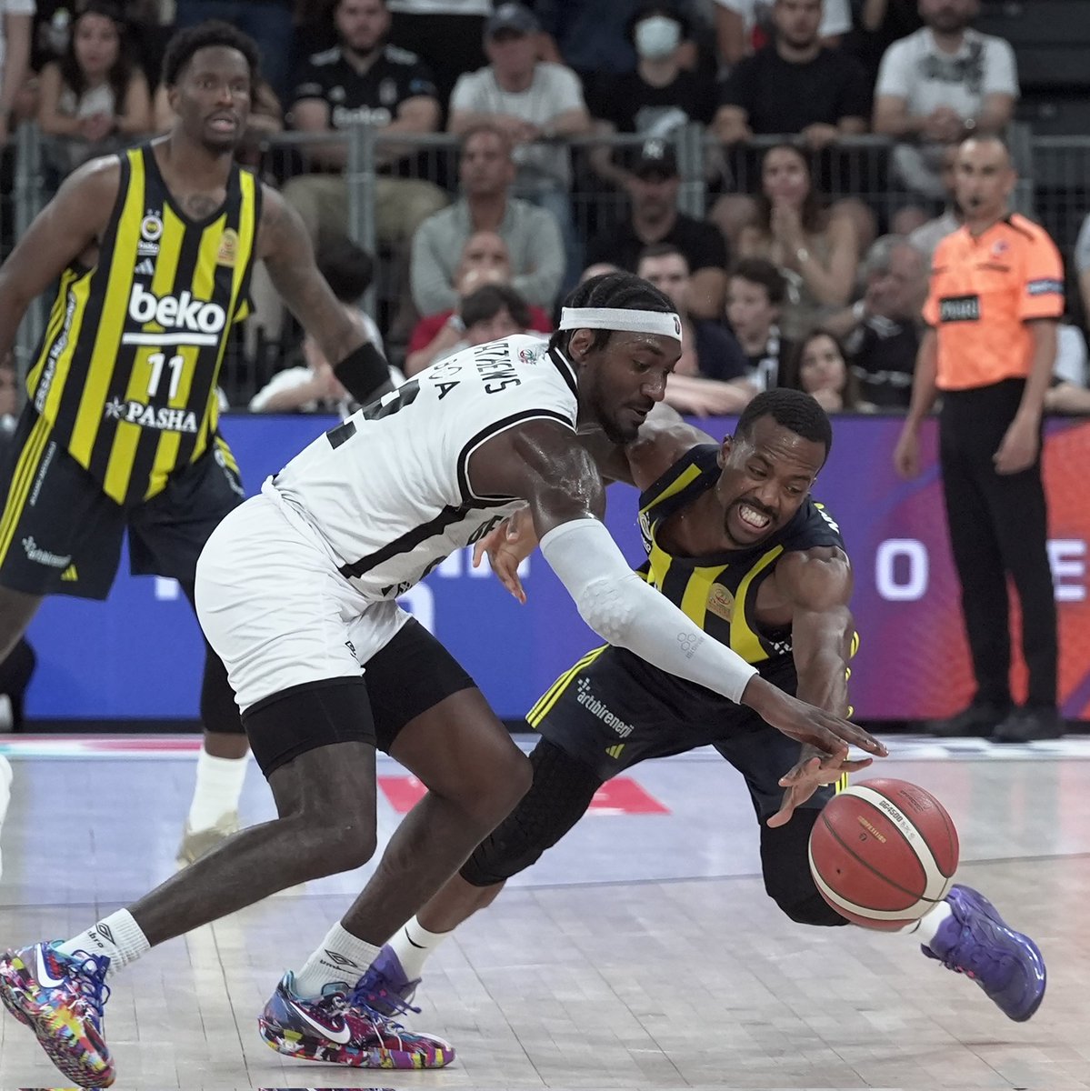 Fenerbahçe Beko, Beşiktaş Fibabanka'yı Mağlup Ederek Seride 3-1 Öne Geçti