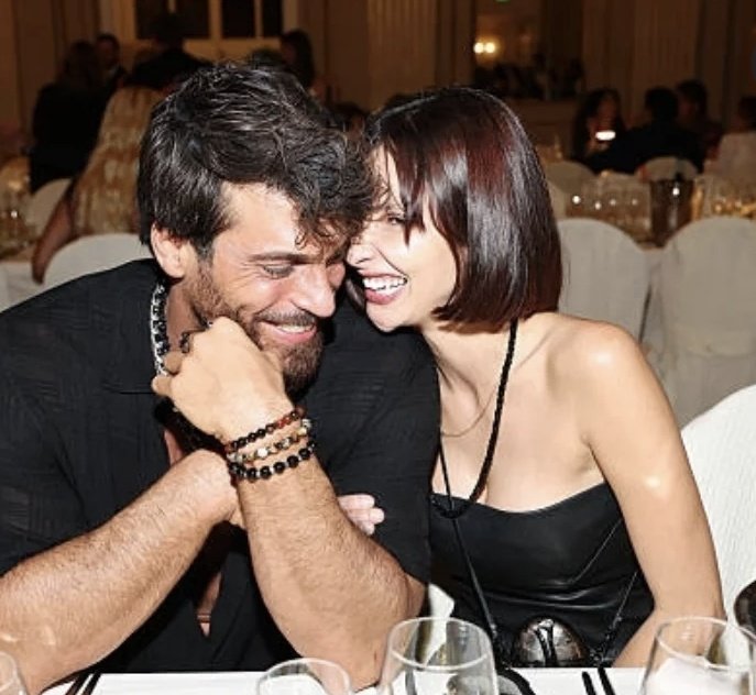 Can Yaman Yeni Aşkıyla Kırmızı Halıda Görüntülendi