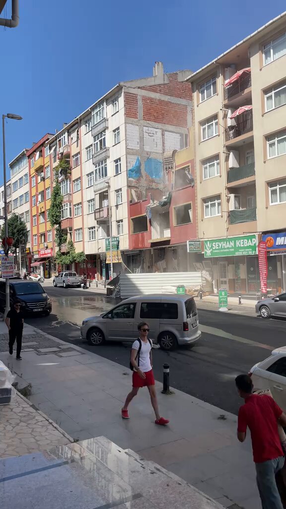 İstanbul'da Kontrollü Yıkım Gerçekleştirildi: Güvenlik Önlemleriyle Yıkım Tamamlandı
