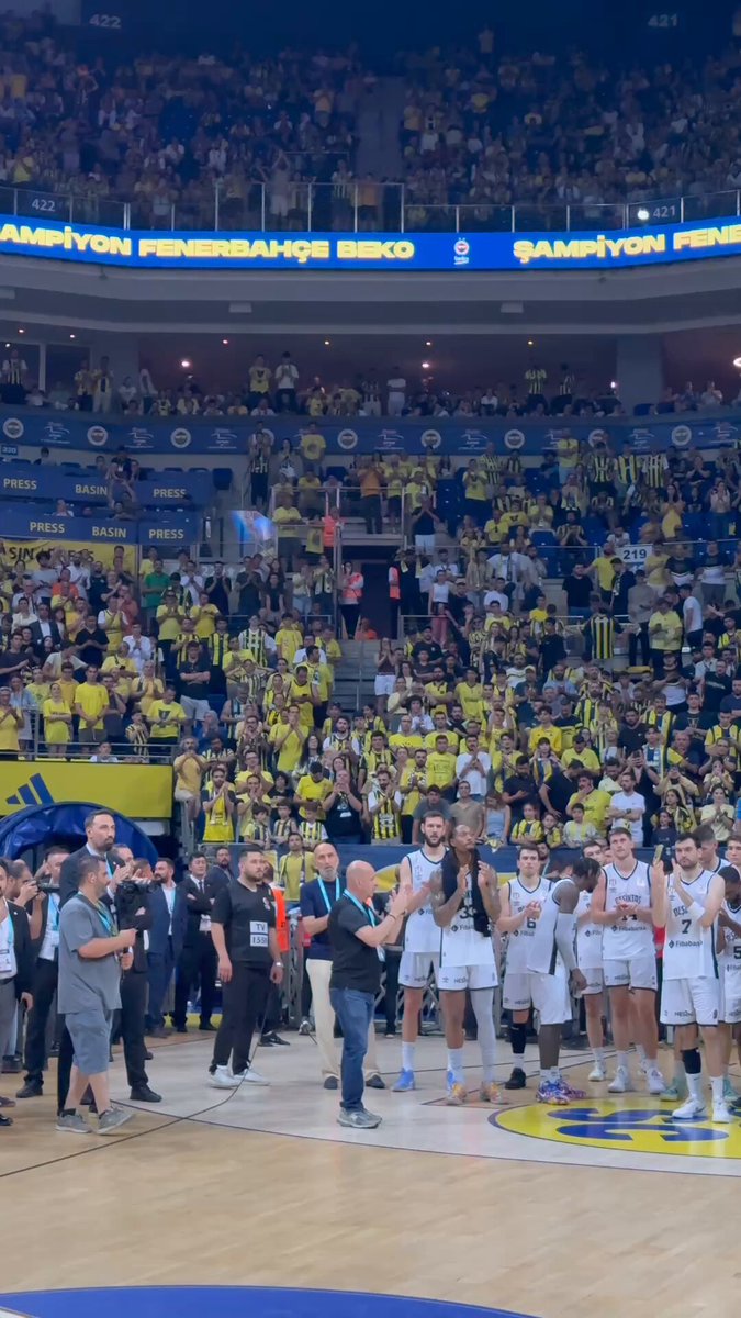 Fenerbahçe Taraftarı Beşiktaş Fibabanka'yı Alkışladı