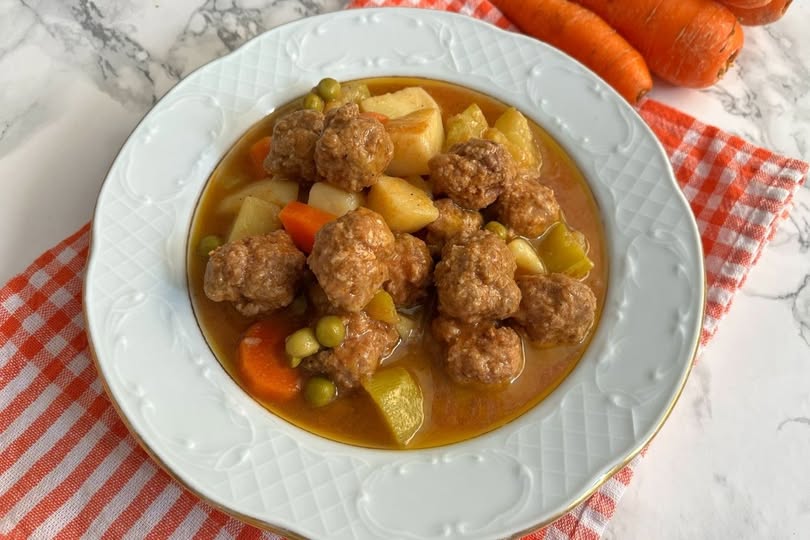 Köfteli Bezelye Yemeği Tarifi: Akşama Ne Pişirsem Sorununa Çözüm