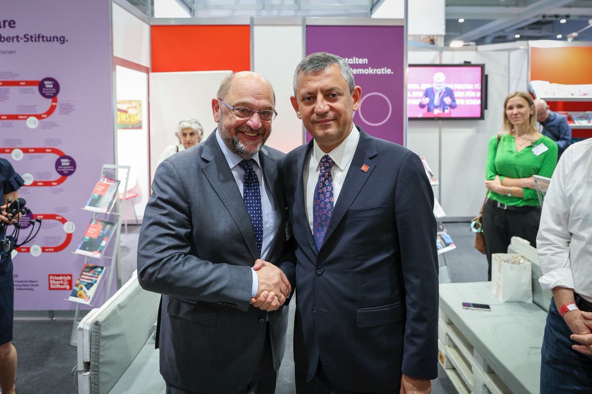 CHP Genel Başkanı Özgür Özel Berlin'de Martin Schulz ile Görüştü