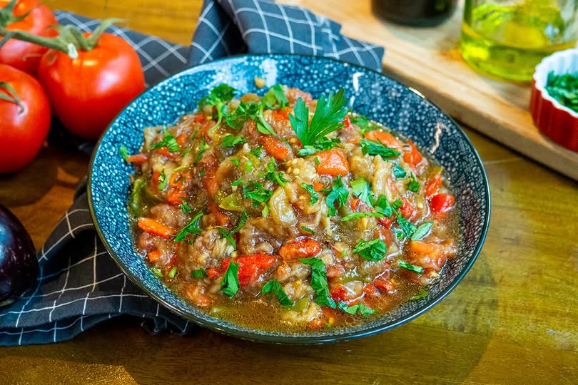 Közlenmiş Patlıcan Mezeleri: 15 Farklı Tarifle Yaz Sofralarını Şenlendirin