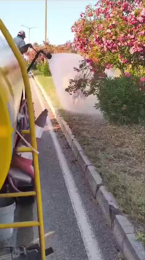 Antalya'da Sıcak Hava Çocukları Sulama Tankerine Yöneltti