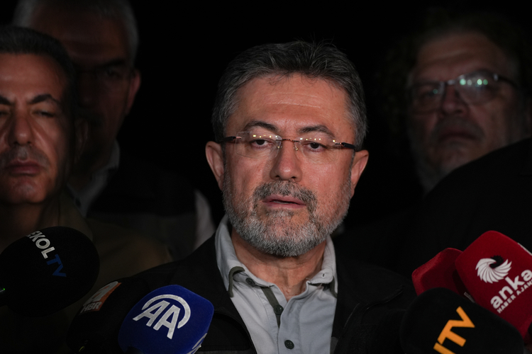 İzmir'de Orman Yangınları Kontrol Altına Alınmaya Çalışılıyor