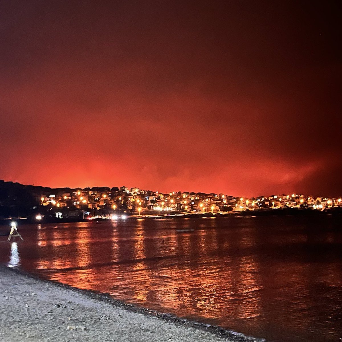 İzmir Seferihisar'da Yangın Devam Ediyor: Son Durum ve Gelişmeler