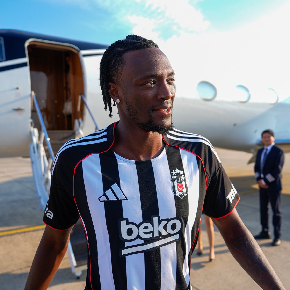 Tammy Abraham Beşiktaş Taraftarlarını Coşturdu: Üçlü Çekerek Sevinci Paylaştı