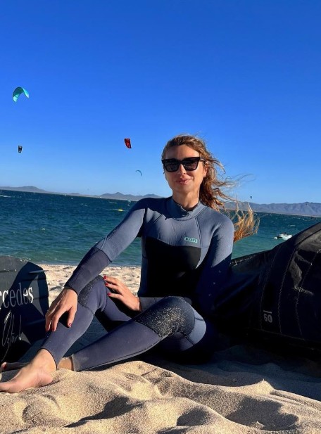 İzmir'de Orman Yangınları Devam Ediyor, Sörf Okulu da Alevlere Teslim Oldu