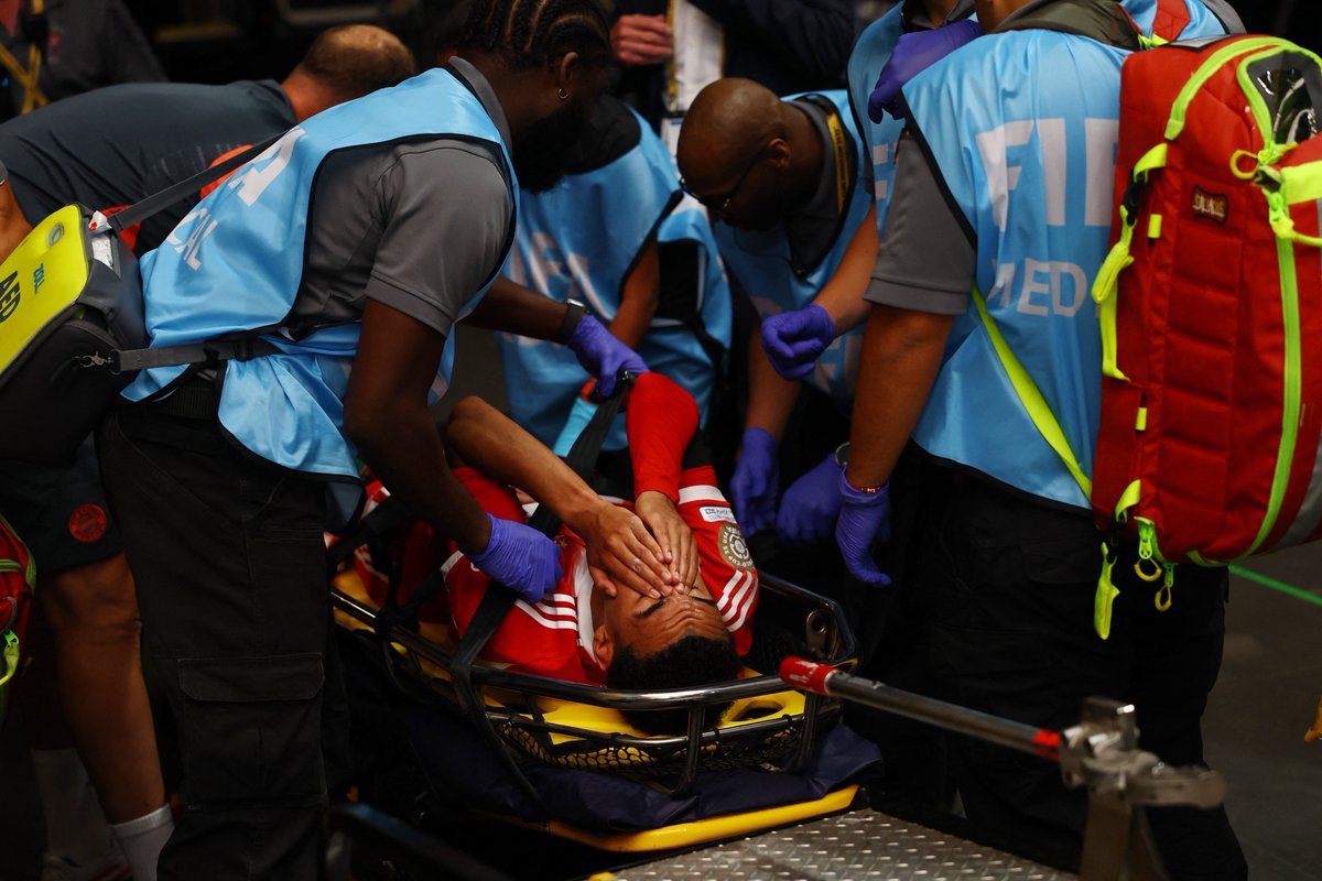 Jamal Musiala Sedyeyle Sahadan Alındı, Gözyaşlarına Hakim Olamadı