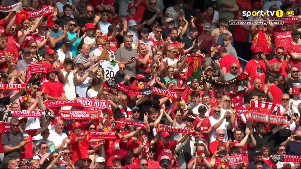 Liverpool Taraftarı Diogo Jota ve Andre Silva İçin Anma Töreni Düzenledi