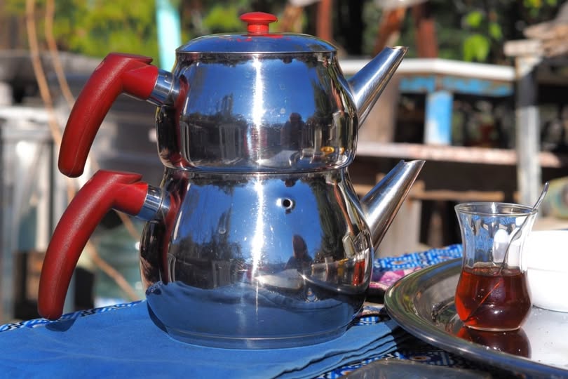 Çaydanlık Nasıl Parlatılır? Doğal Yöntemlerle Işıltılı Çay Keyfi