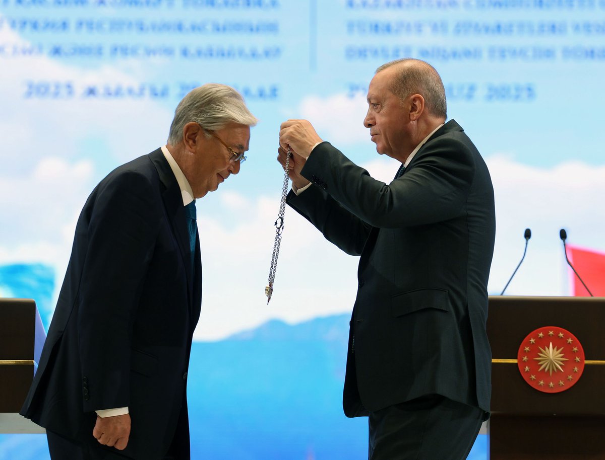 Cumhurbaşkanı Erdoğan, Kazakistan Cumhurbaşkanı'na Devlet Nişanı Vererek İlişkileri Güçlendirdi