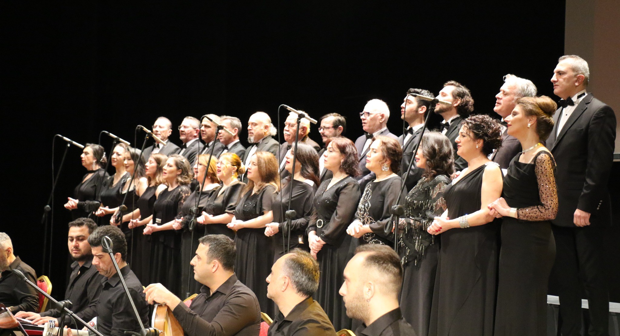 GTÜ’de Sanat Dolu Bir Gece: Selami Şahin Şarkıları Ayakta Alkışlandı